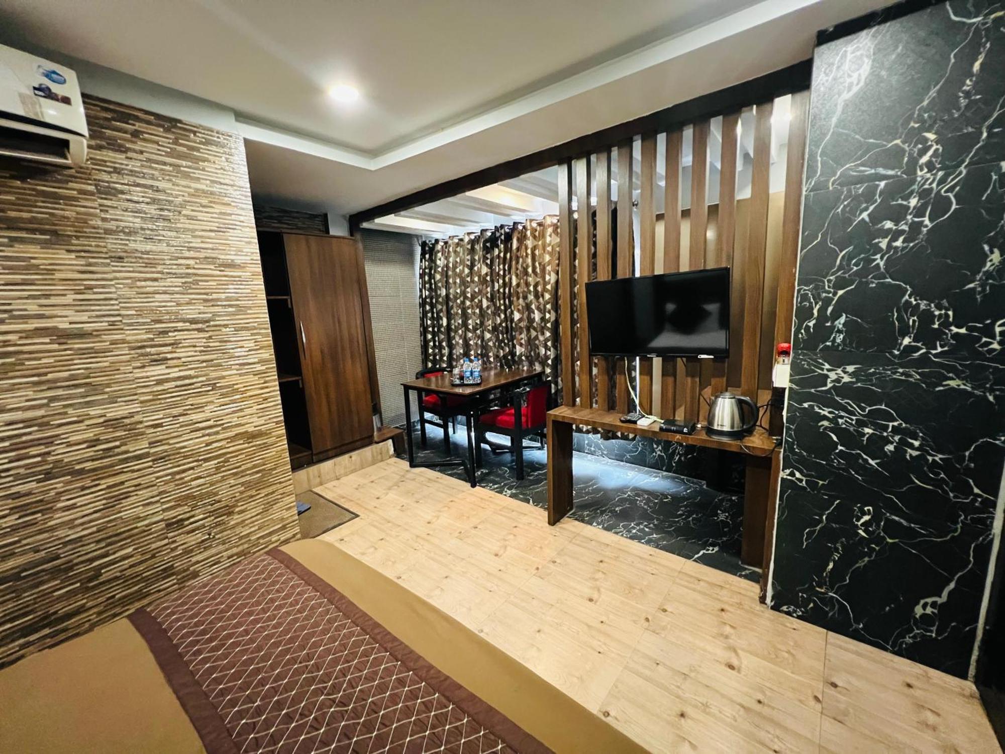 Hotel Sabera Силигури Экстерьер фото