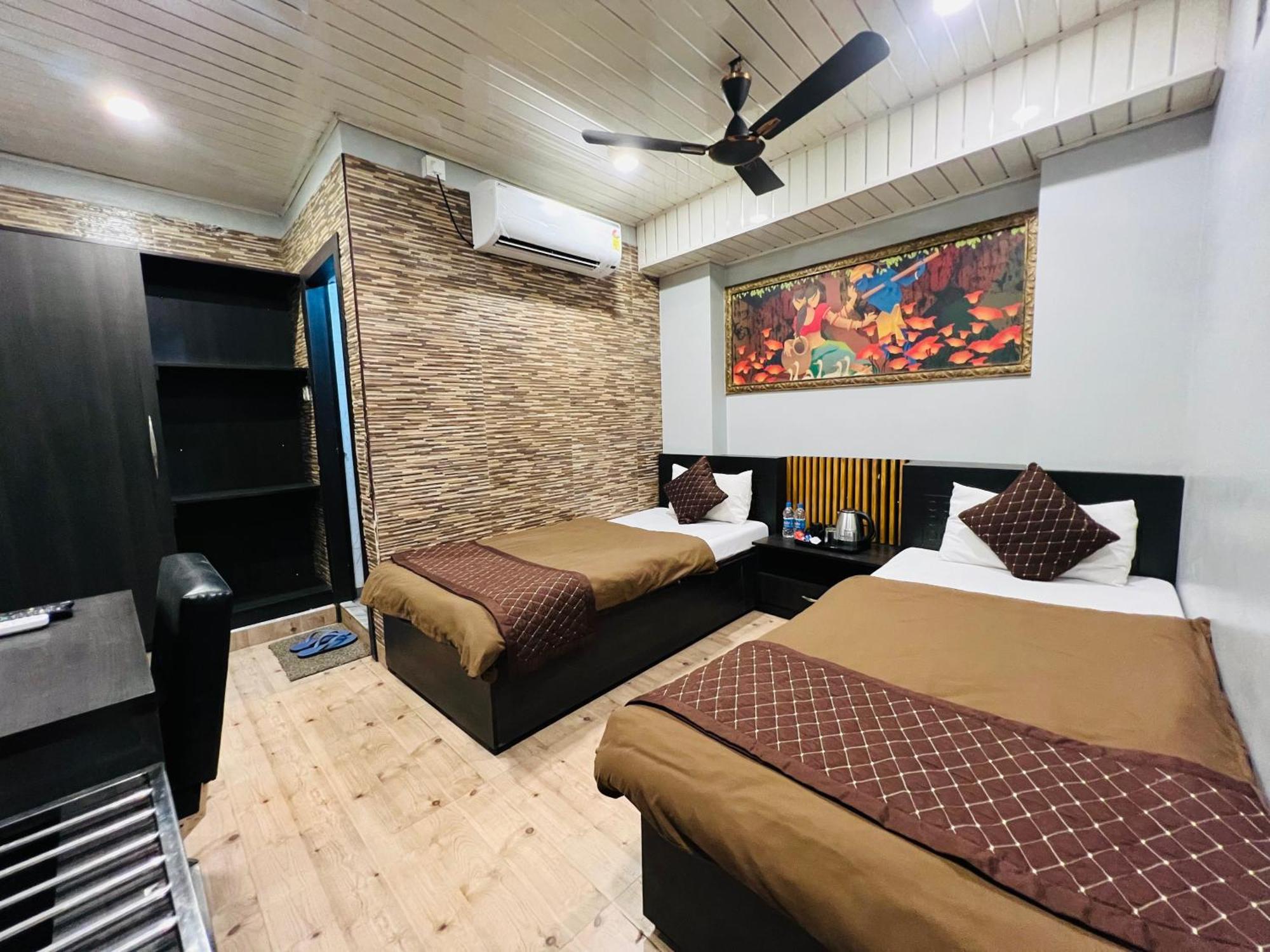 Hotel Sabera Силигури Экстерьер фото