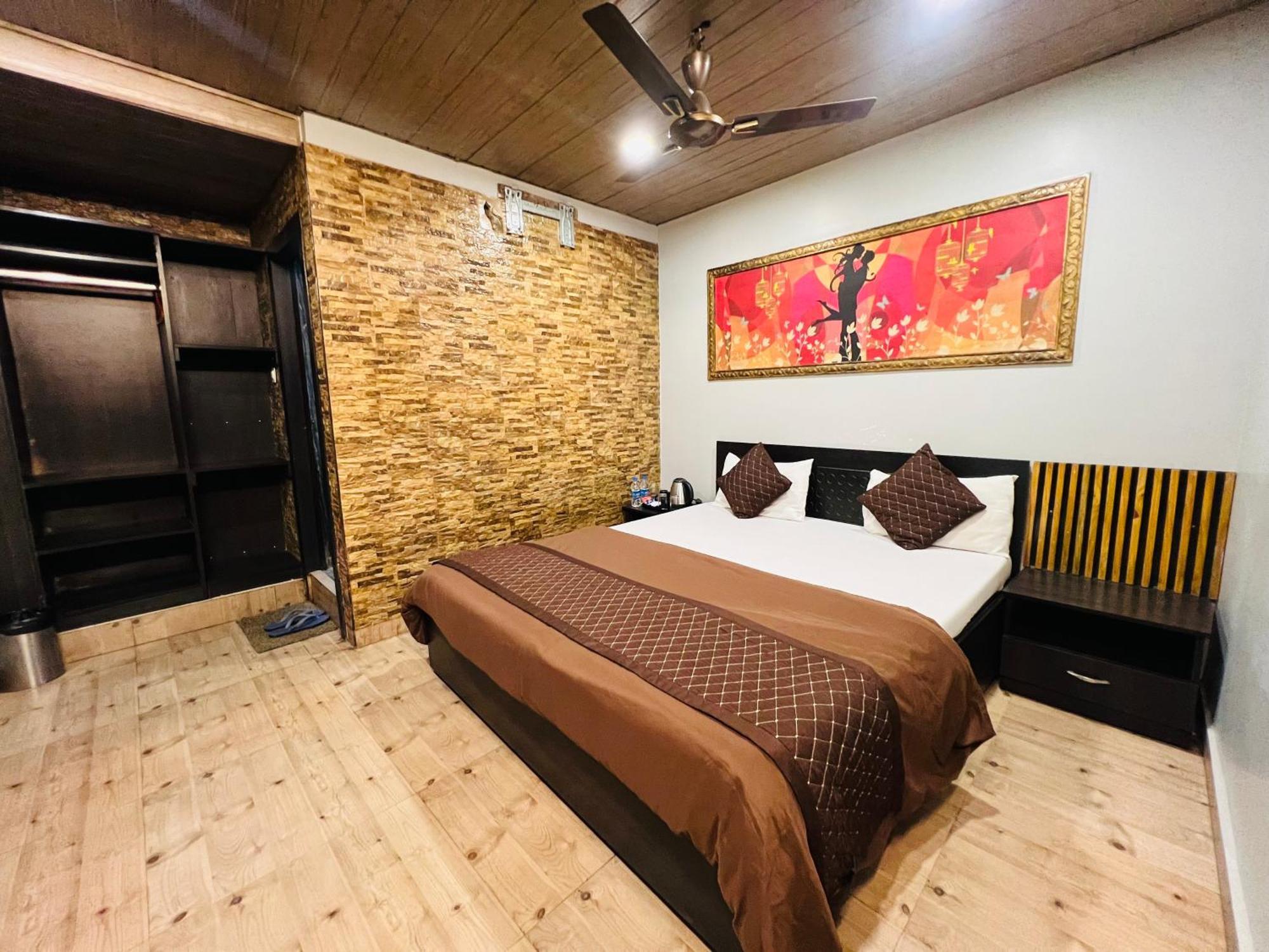 Hotel Sabera Силигури Экстерьер фото