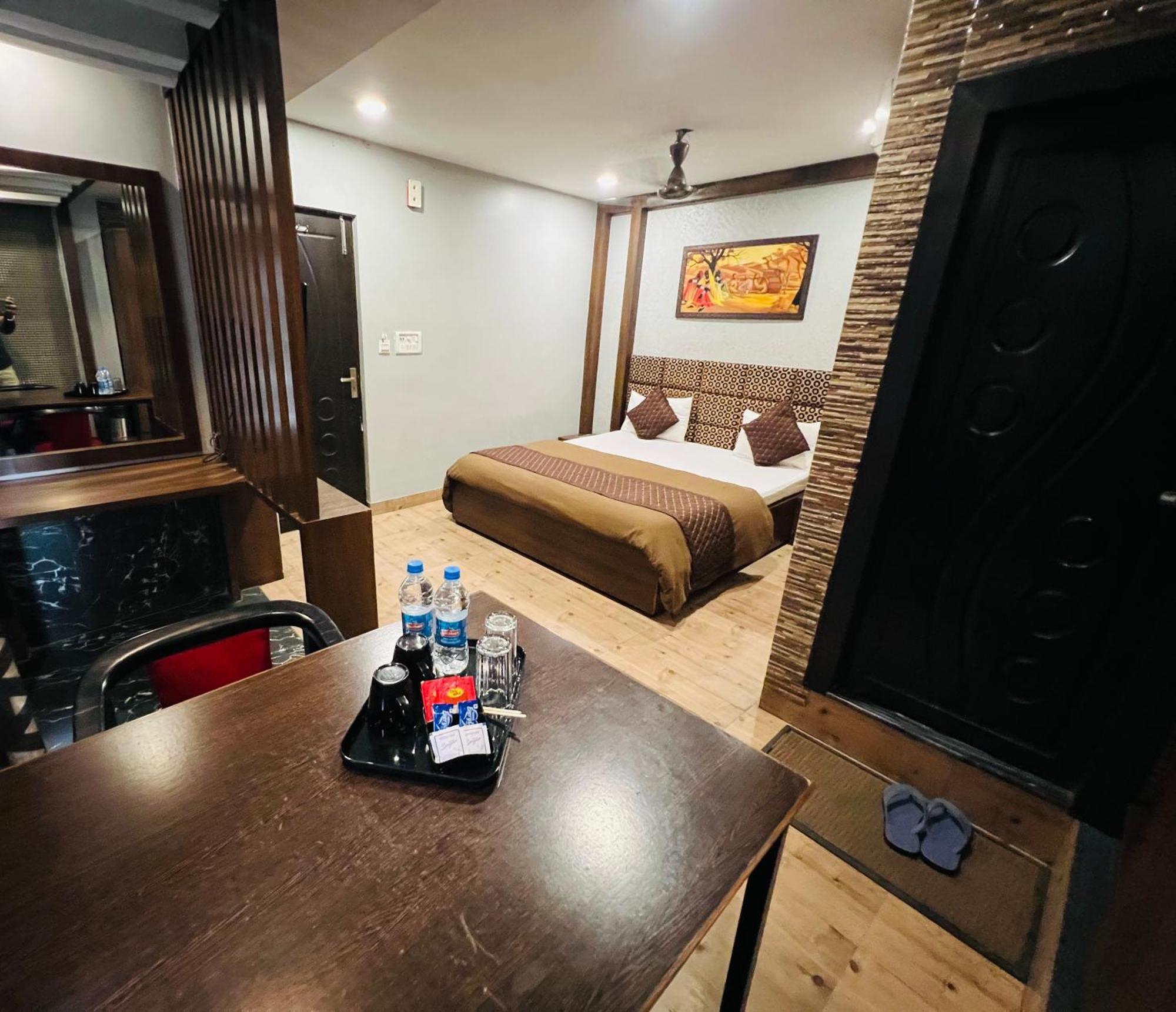 Hotel Sabera Силигури Экстерьер фото