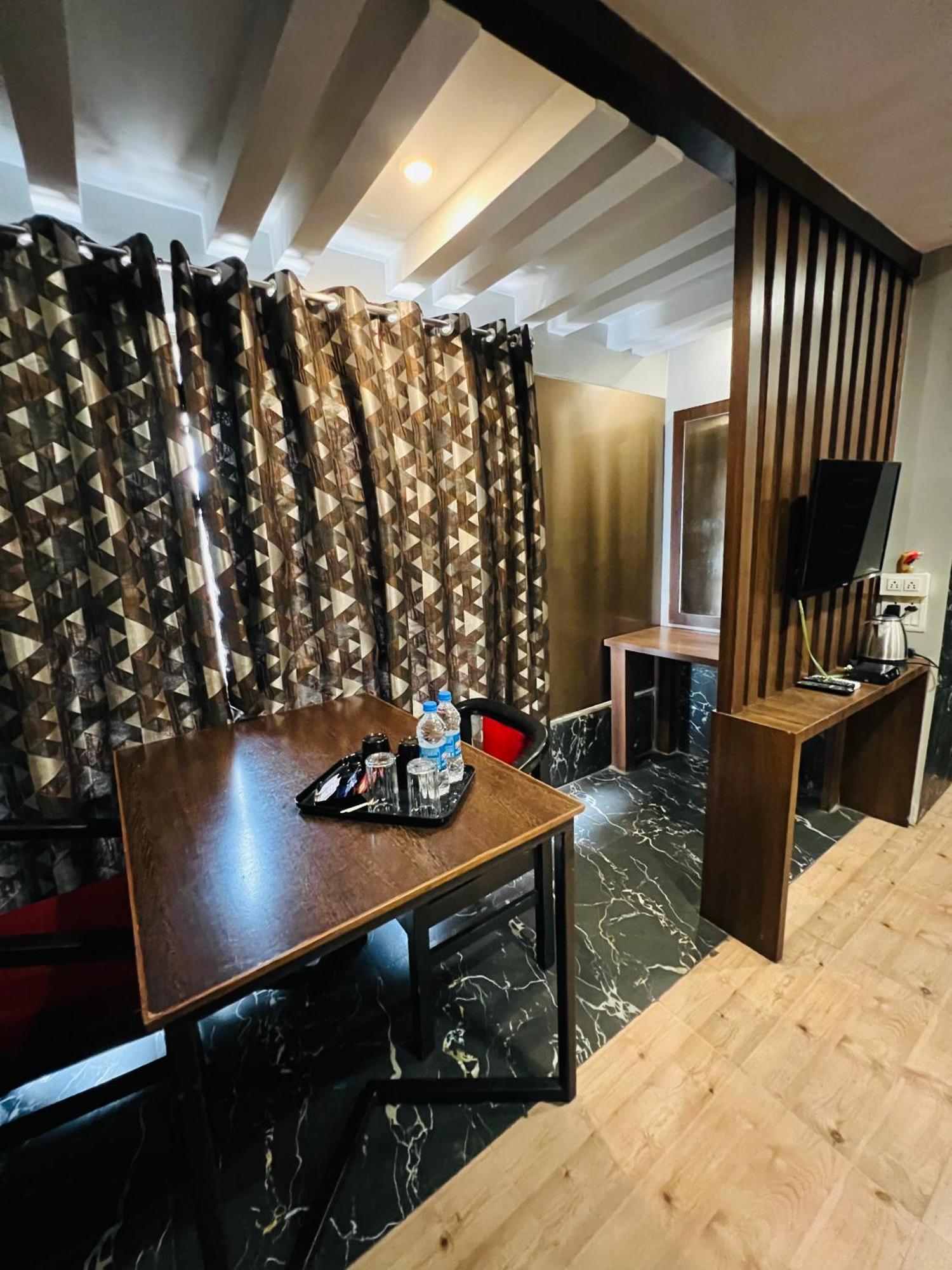 Hotel Sabera Силигури Экстерьер фото