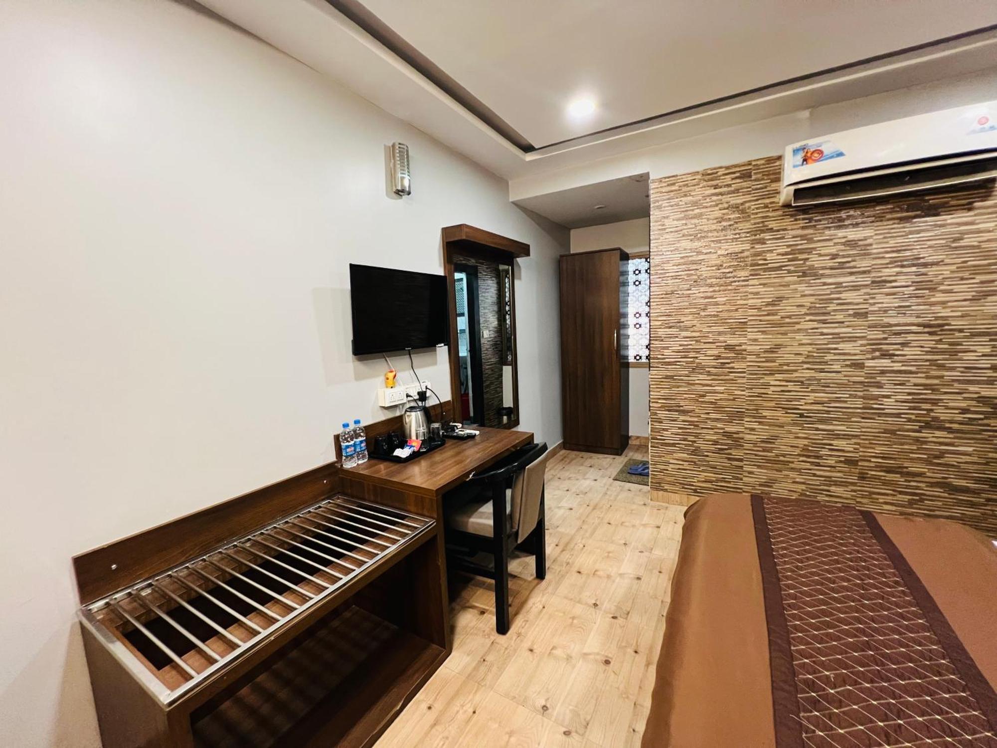 Hotel Sabera Силигури Экстерьер фото