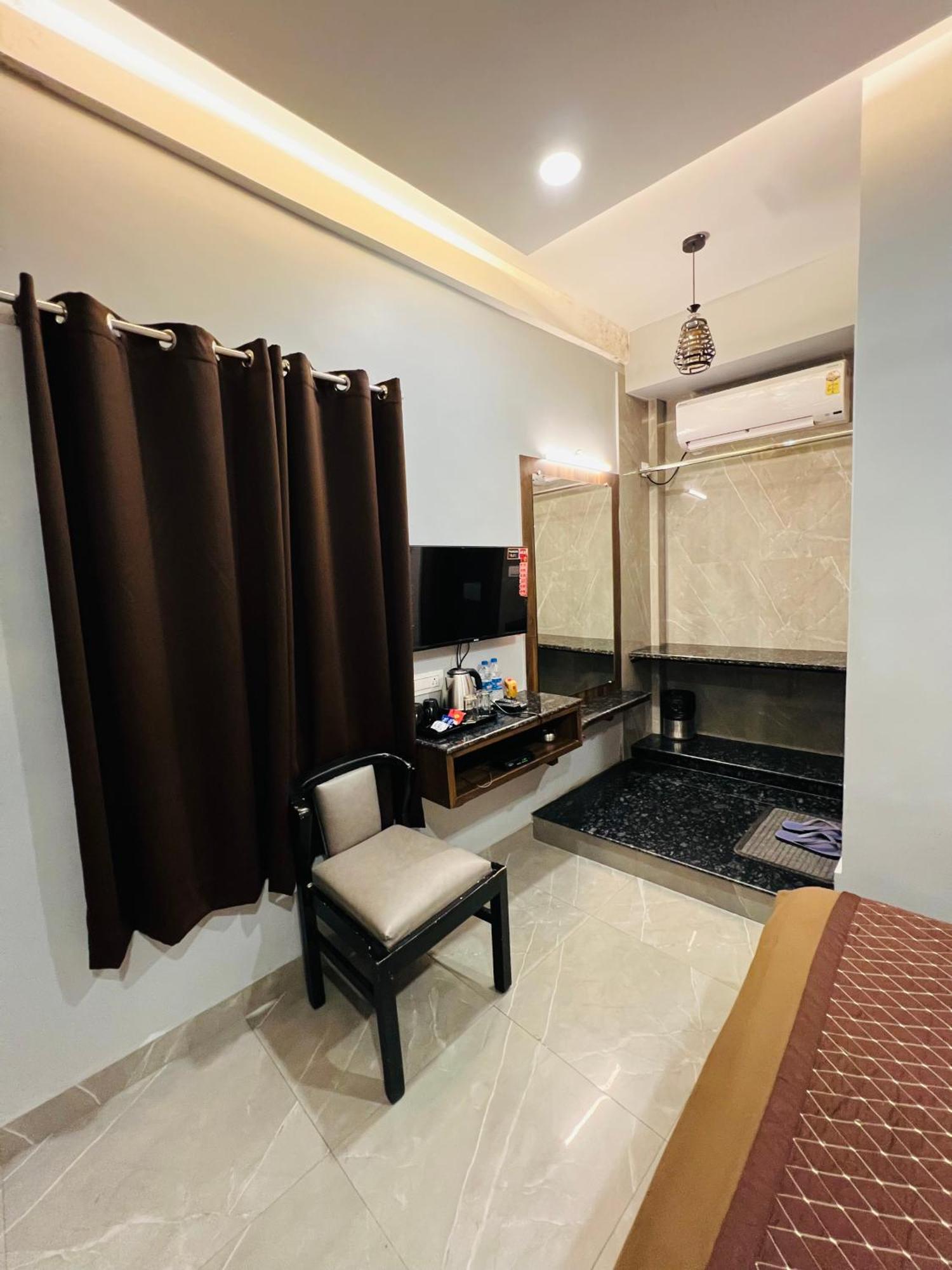 Hotel Sabera Силигури Экстерьер фото