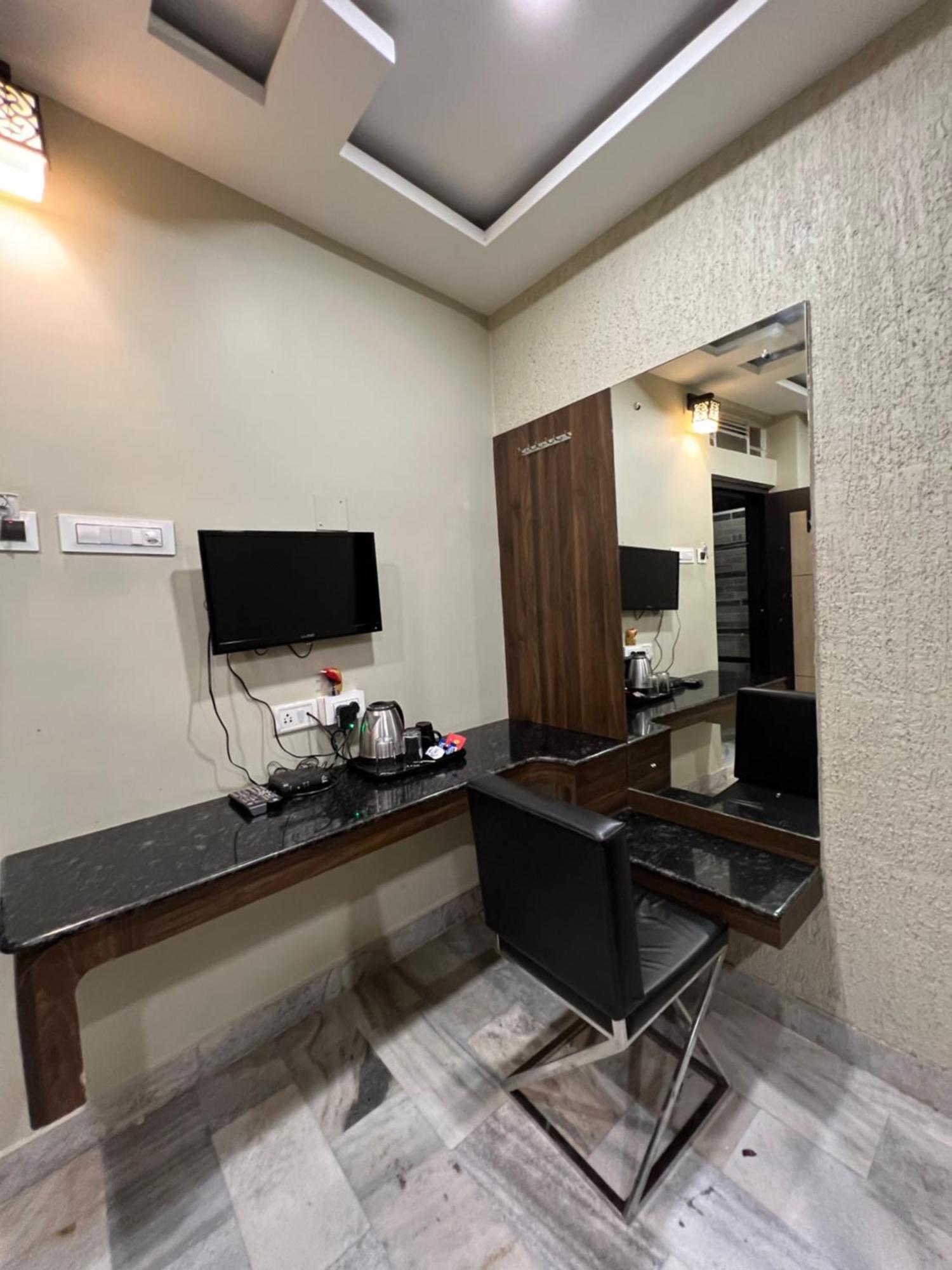 Hotel Sabera Силигури Экстерьер фото