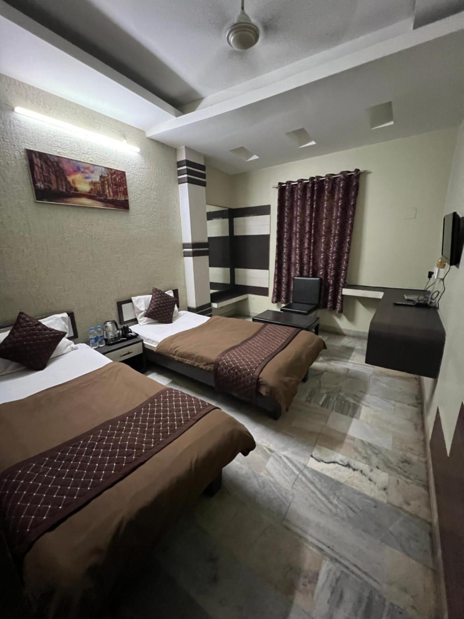 Hotel Sabera Силигури Экстерьер фото