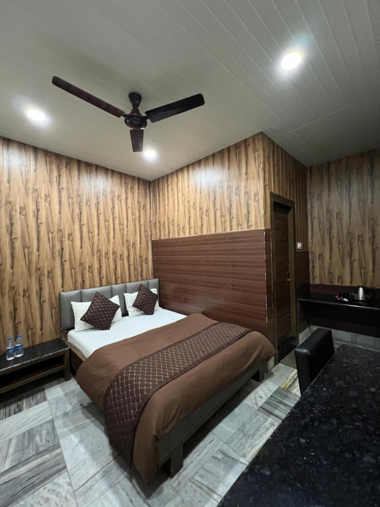 Hotel Sabera Силигури Экстерьер фото