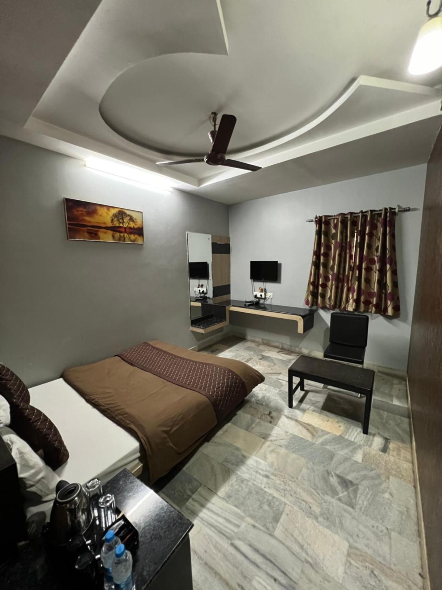 Hotel Sabera Силигури Экстерьер фото