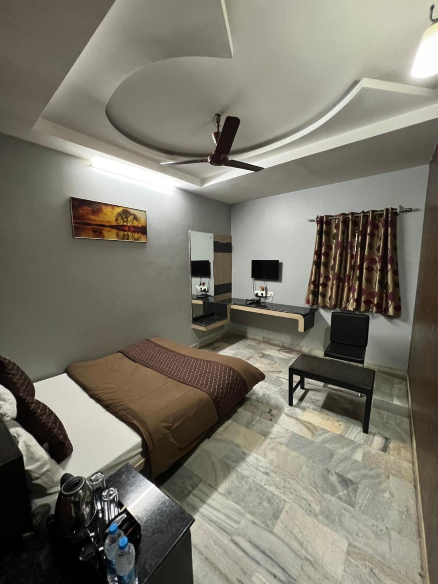 Hotel Sabera Силигури Экстерьер фото