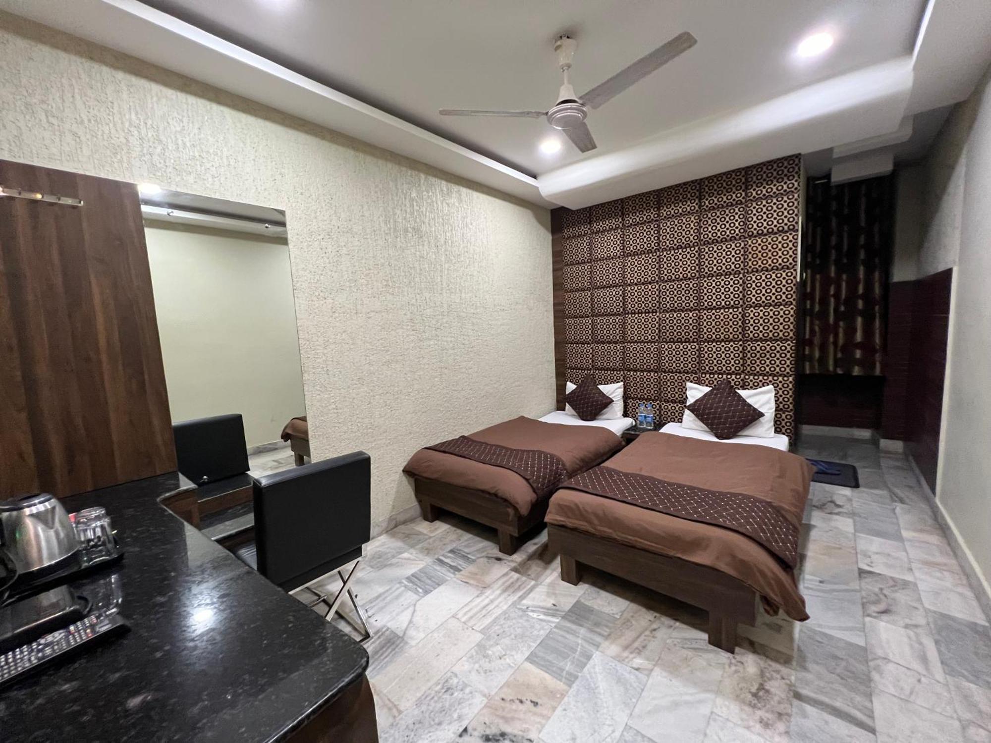 Hotel Sabera Силигури Экстерьер фото
