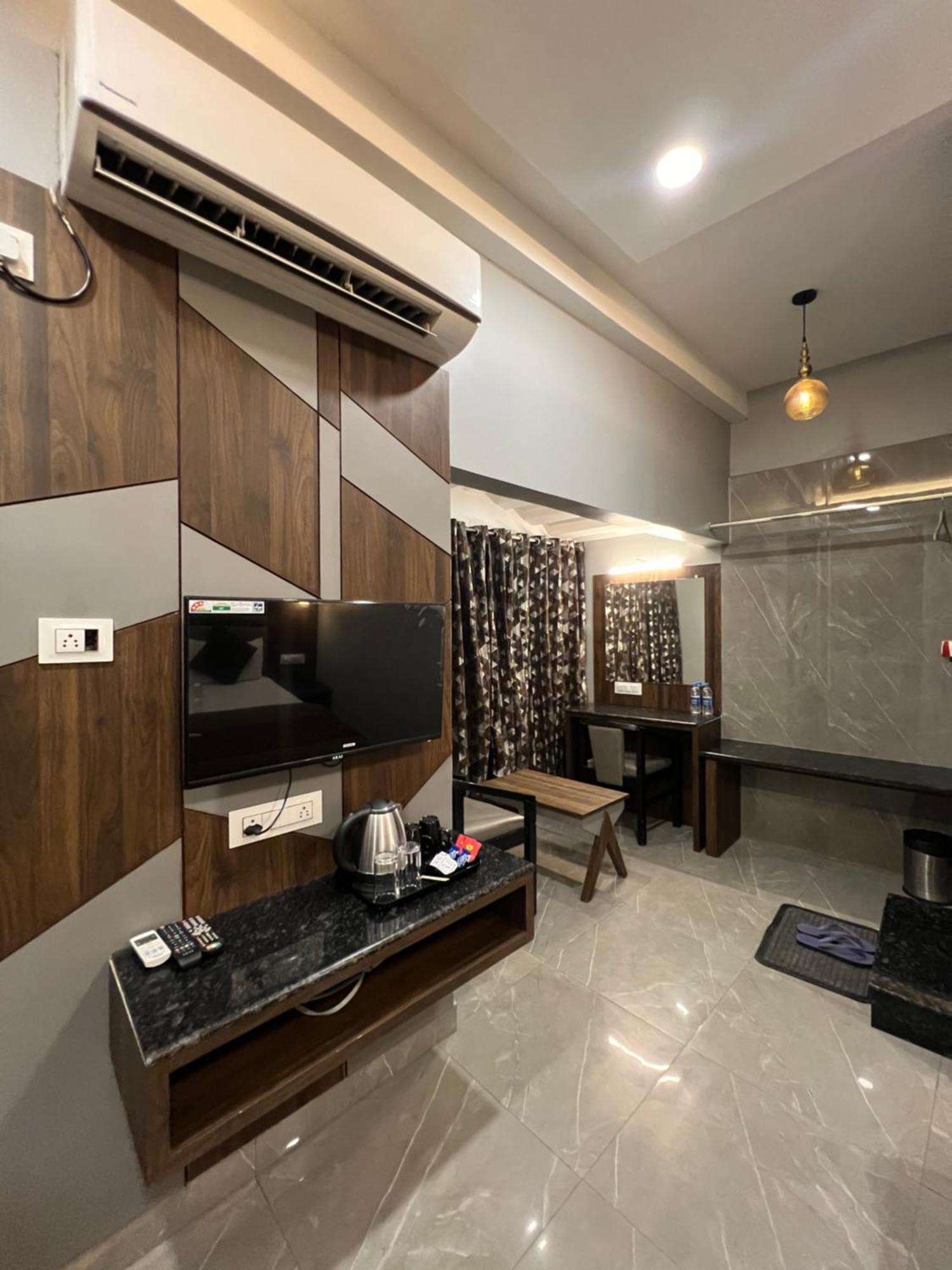Hotel Sabera Силигури Экстерьер фото