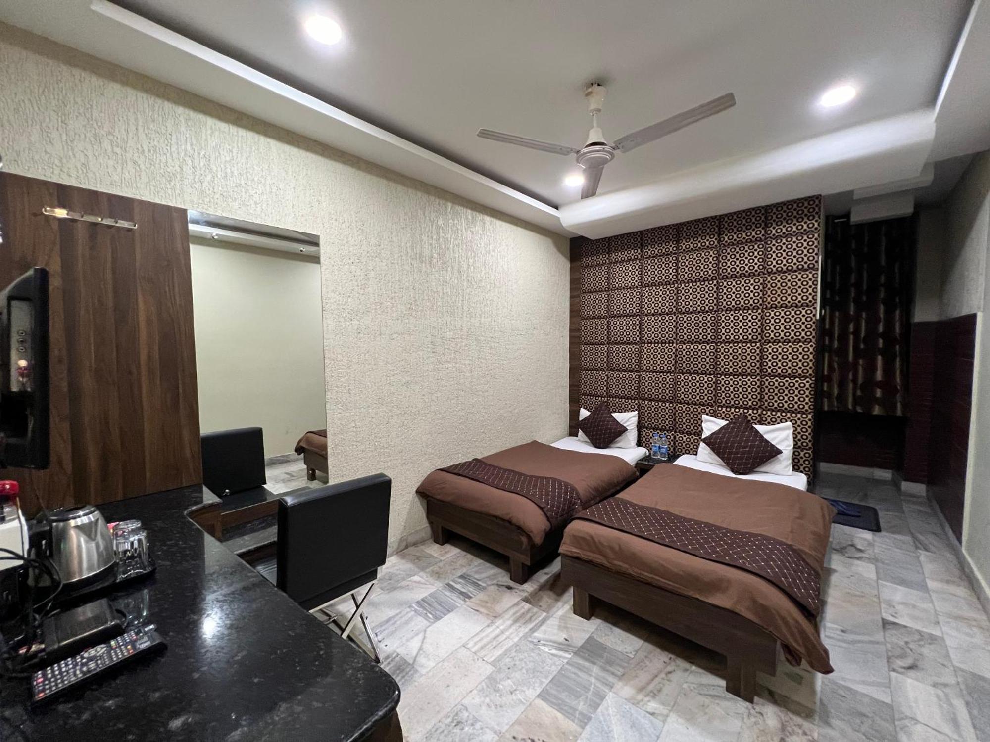 Hotel Sabera Силигури Экстерьер фото