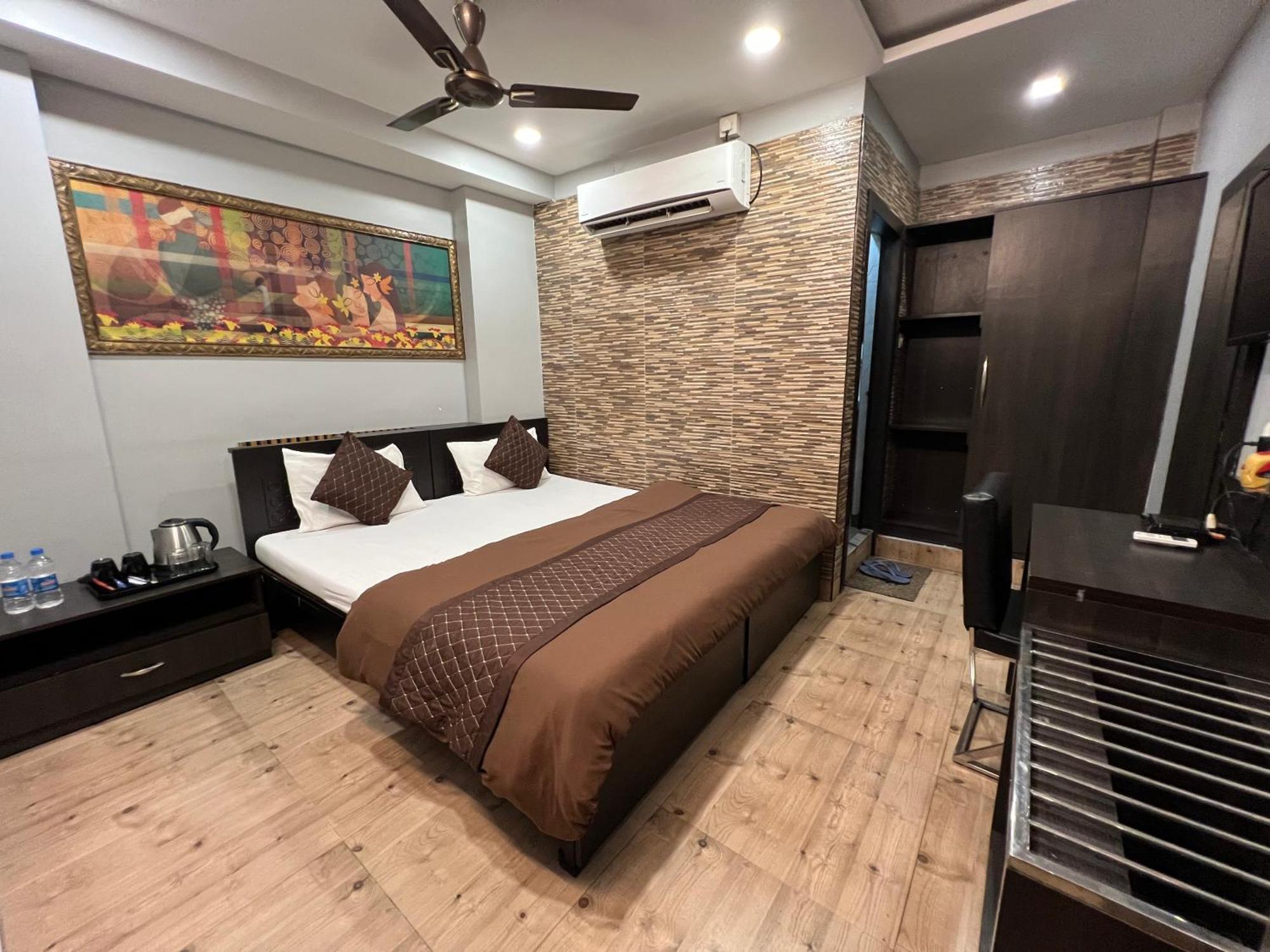 Hotel Sabera Силигури Экстерьер фото