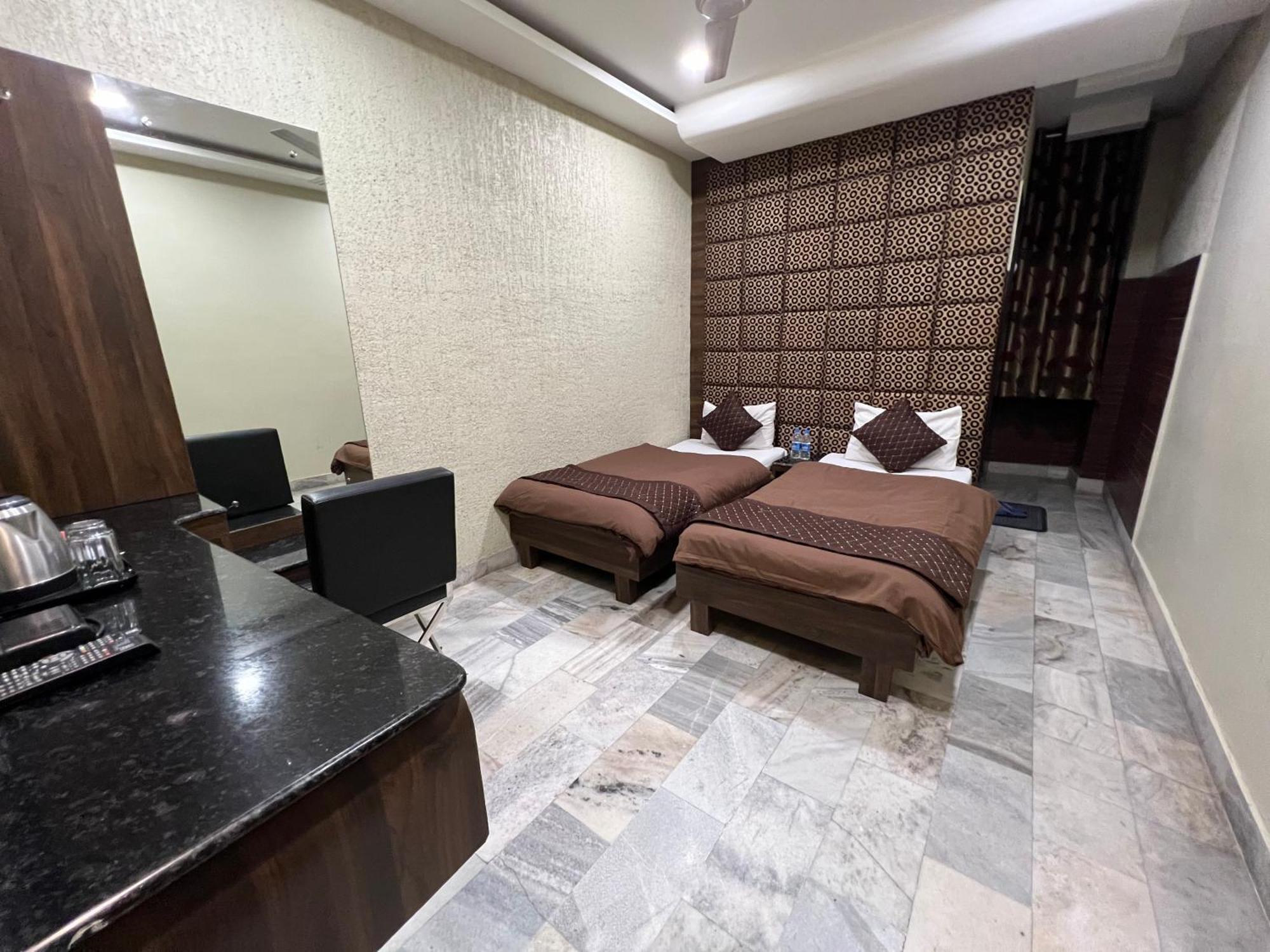 Hotel Sabera Силигури Экстерьер фото
