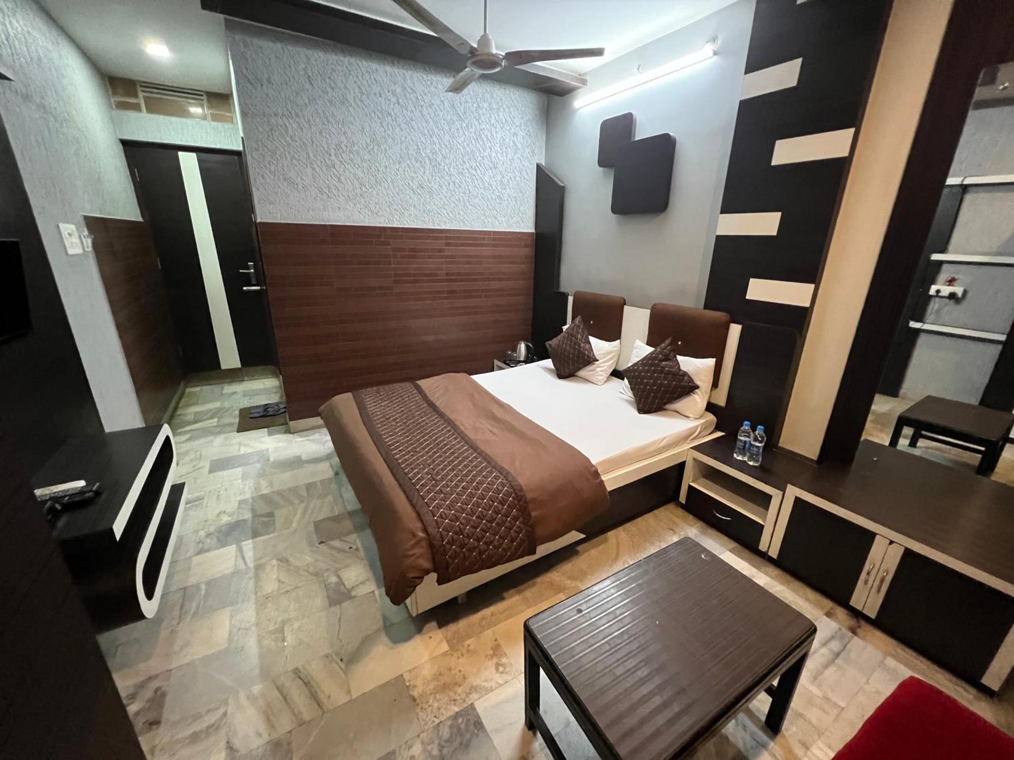 Hotel Sabera Силигури Экстерьер фото