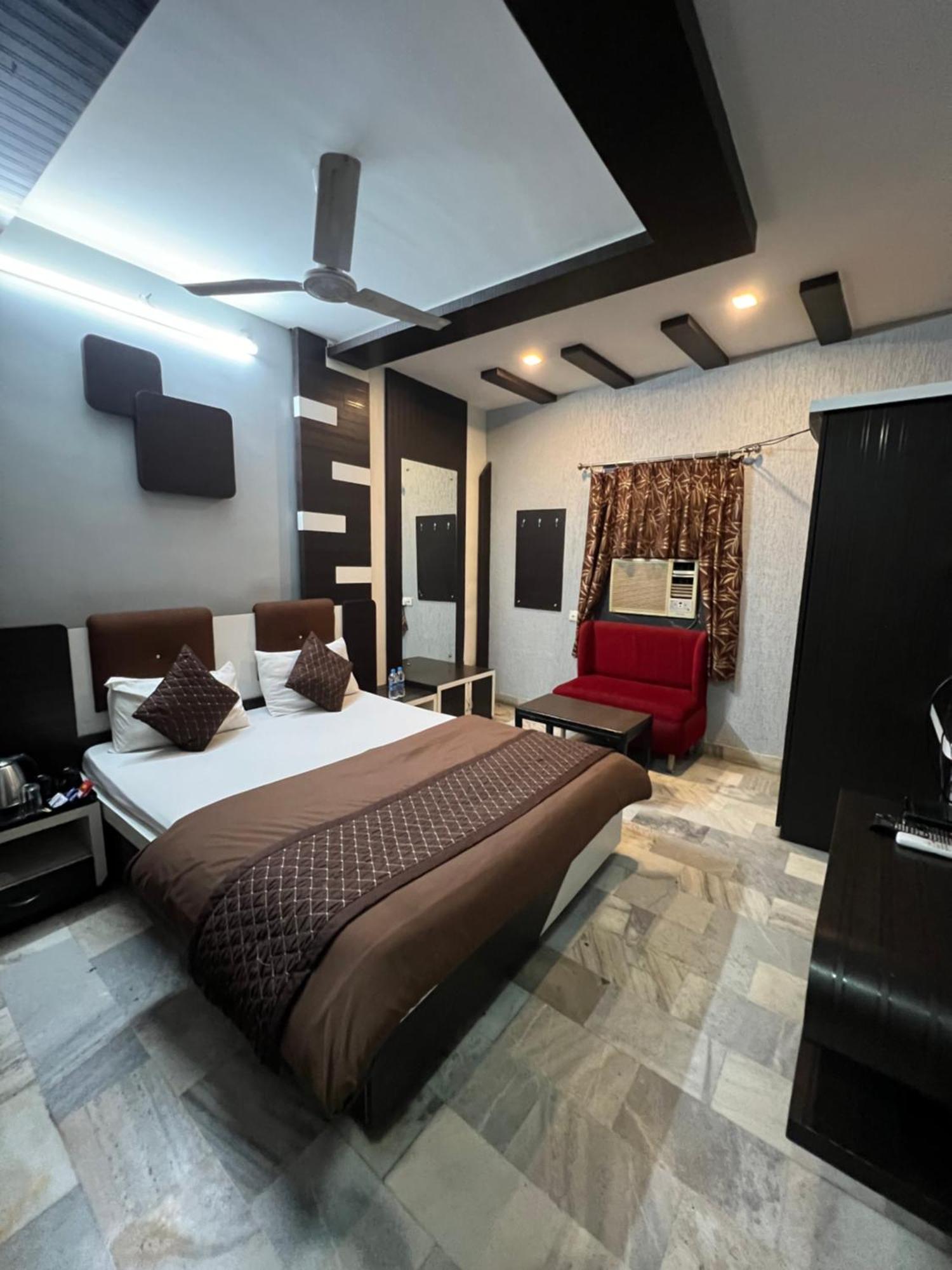 Hotel Sabera Силигури Экстерьер фото