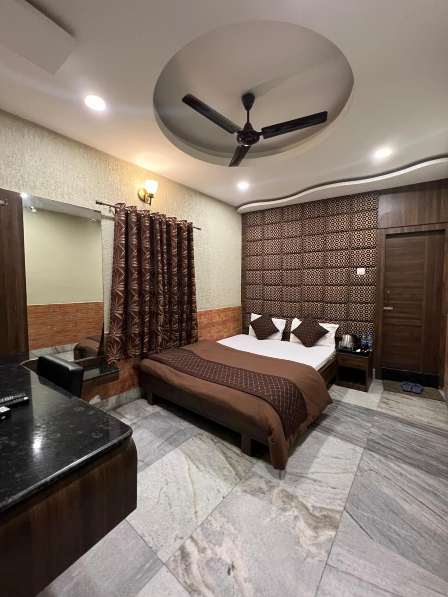 Hotel Sabera Силигури Экстерьер фото