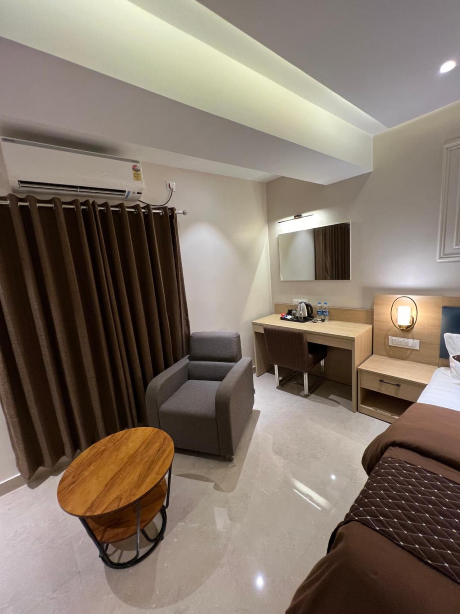 Hotel Sabera Силигури Экстерьер фото