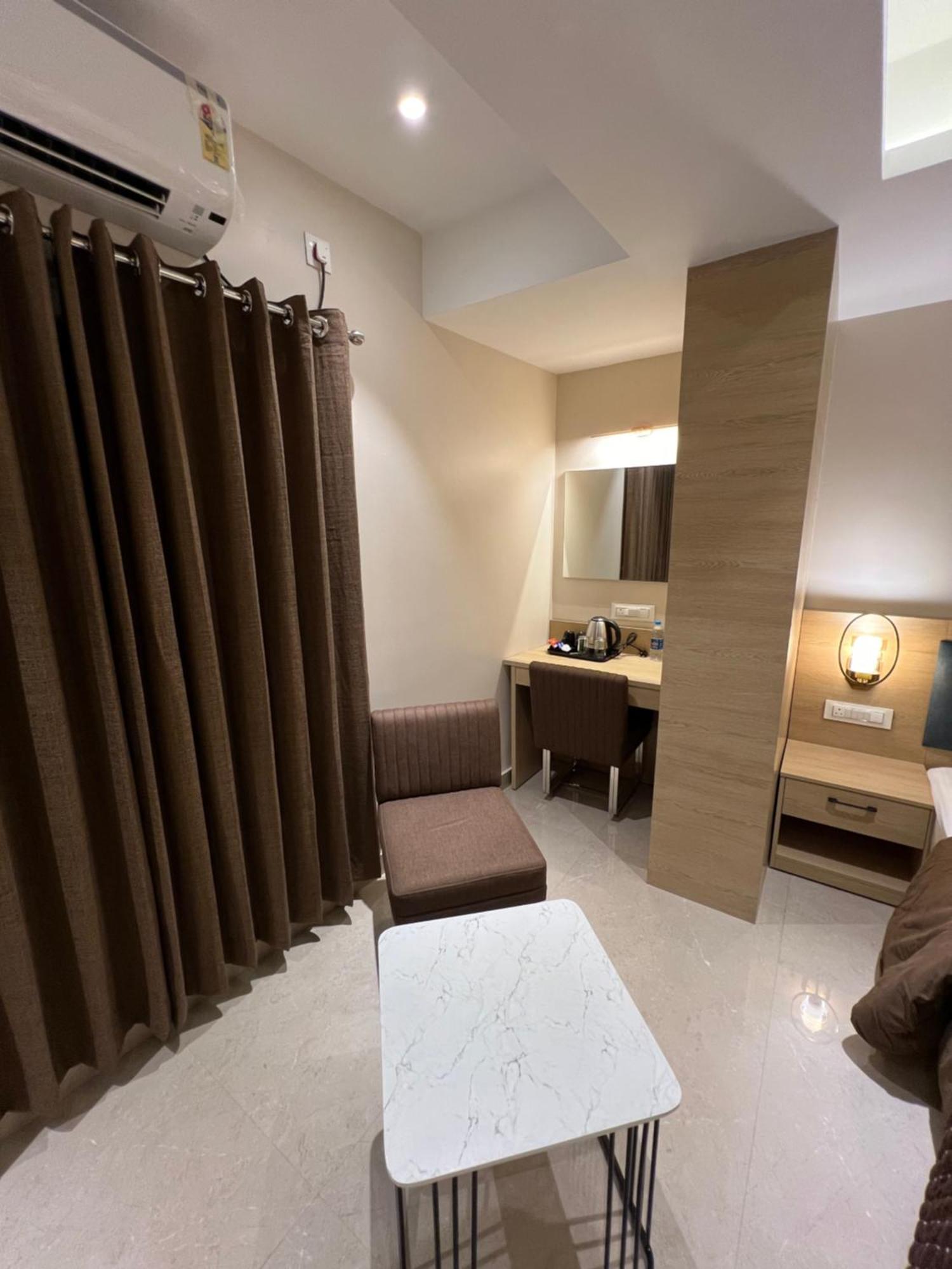 Hotel Sabera Силигури Экстерьер фото