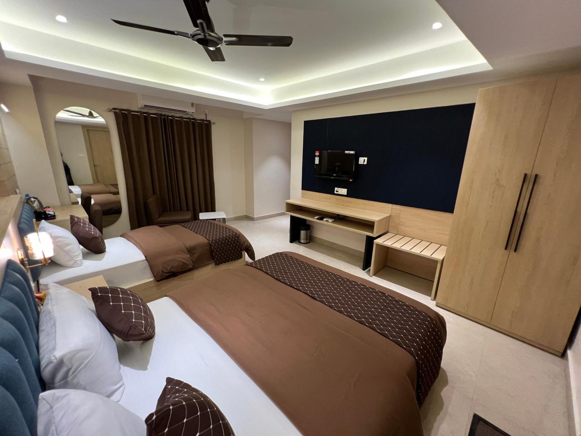Hotel Sabera Силигури Экстерьер фото