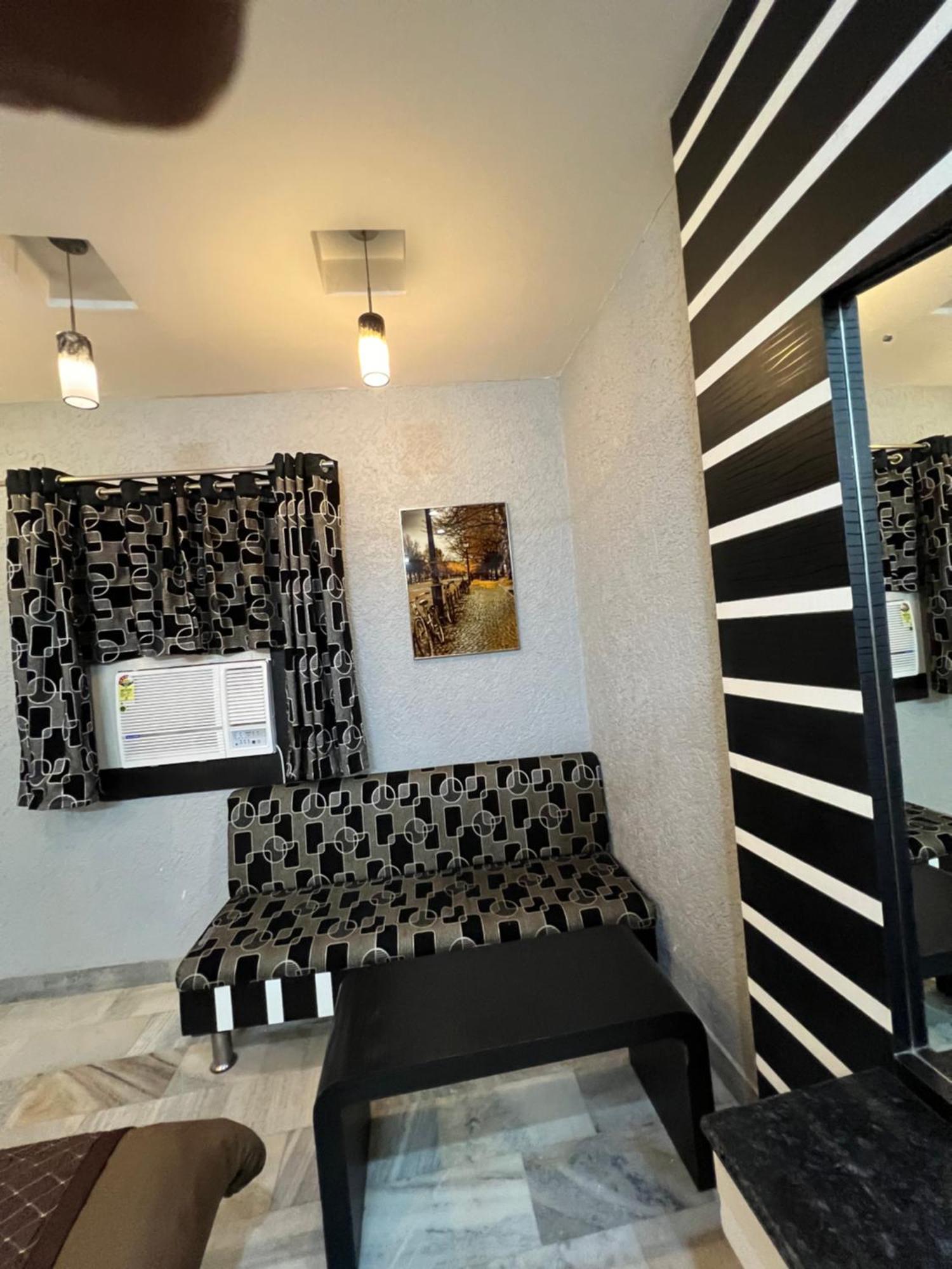 Hotel Sabera Силигури Экстерьер фото